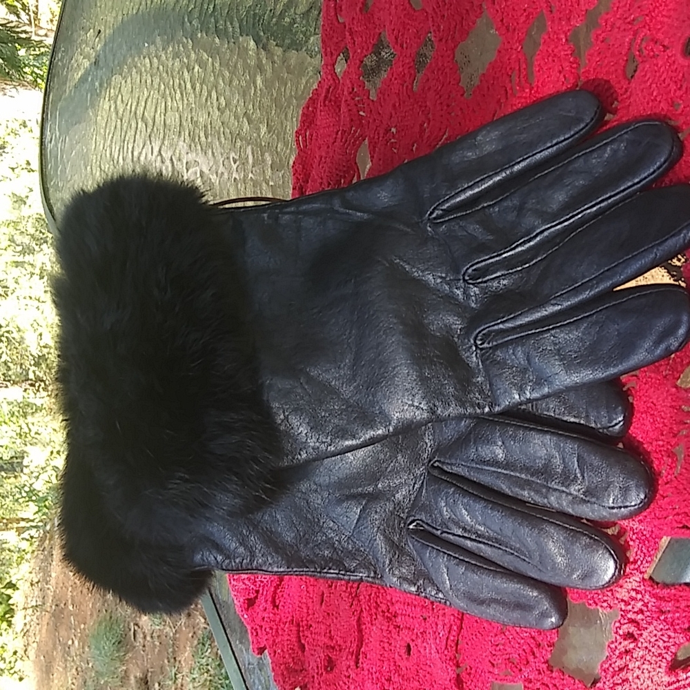 Leather gloves with rabbit fur trim